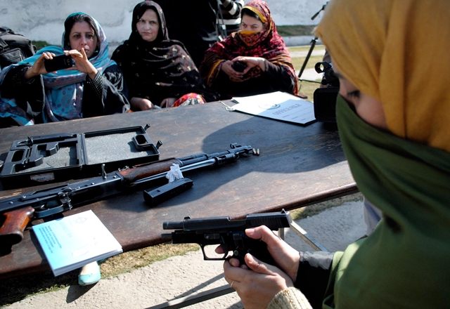 Pakistanlı öğretmenlere silah eğitimi
